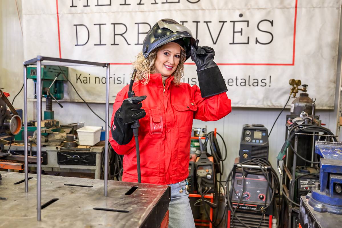 Renata Norvilė metalo dirbtuvėse, mokosi suvirinimo